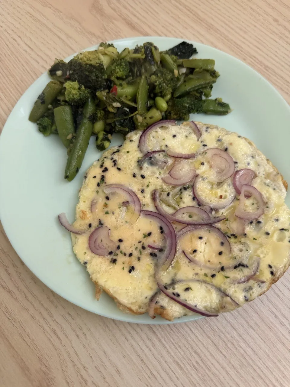 Omlet z czerwoną cebulą i zielone warzywa
