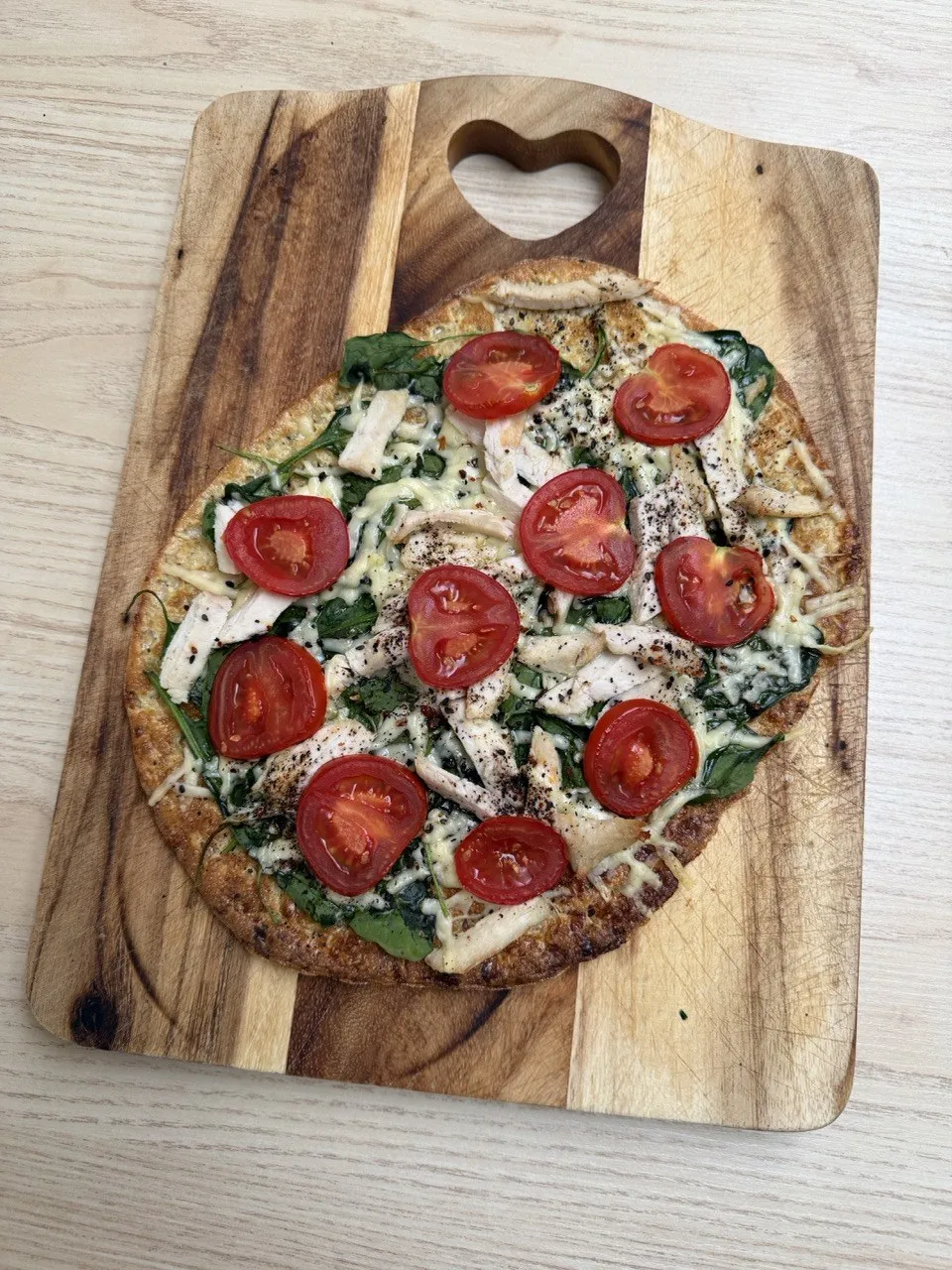 Gotowa pizza na białkowym spodzie
