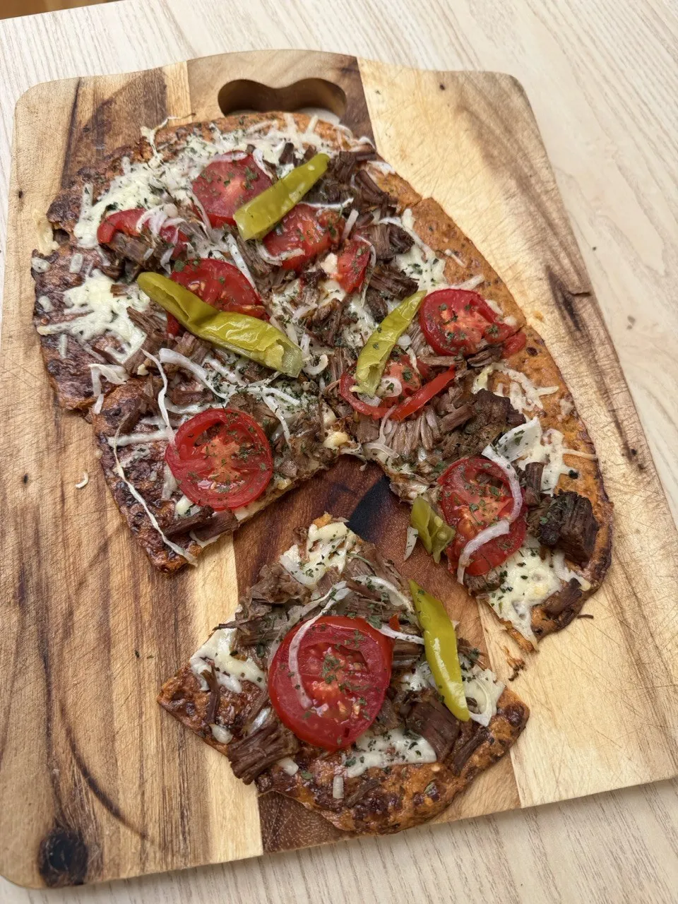 Pizza z wołowiną i papryczkami