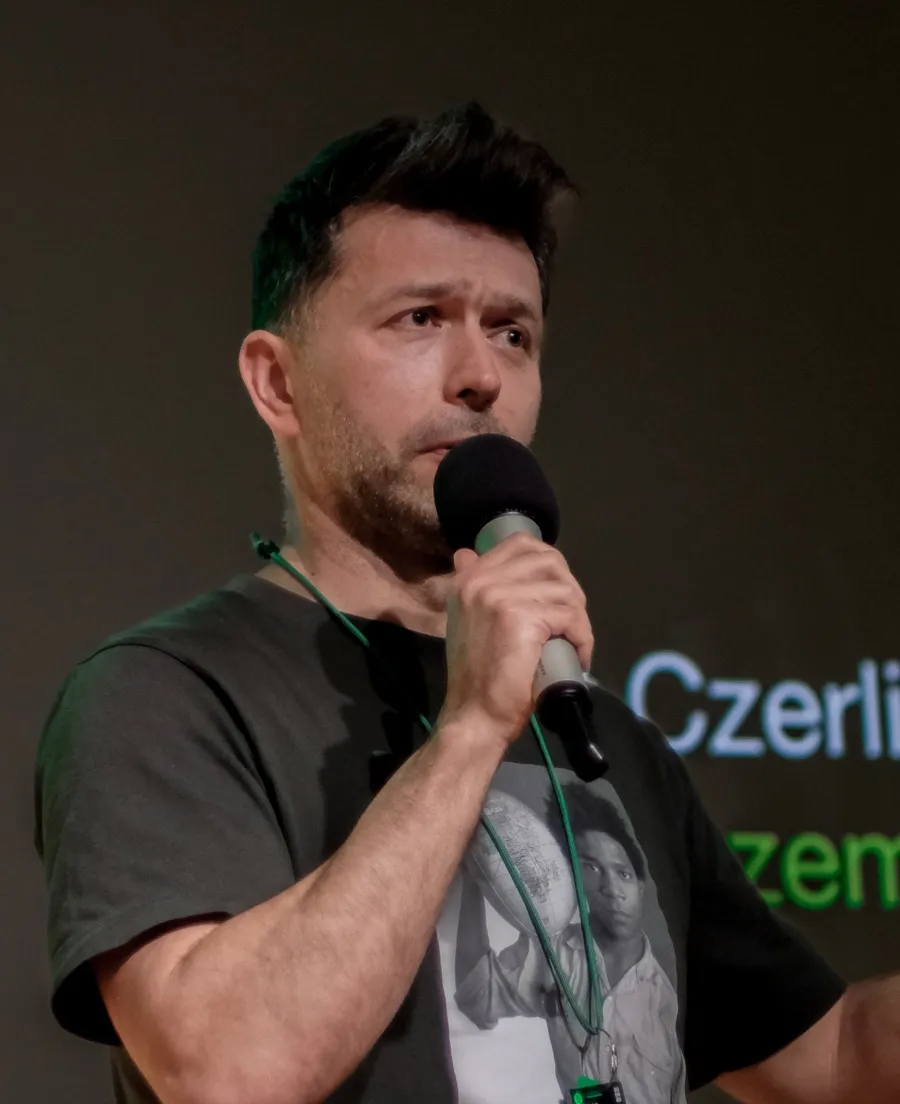 Michał z mikrofonem na scenie Vibe Conf