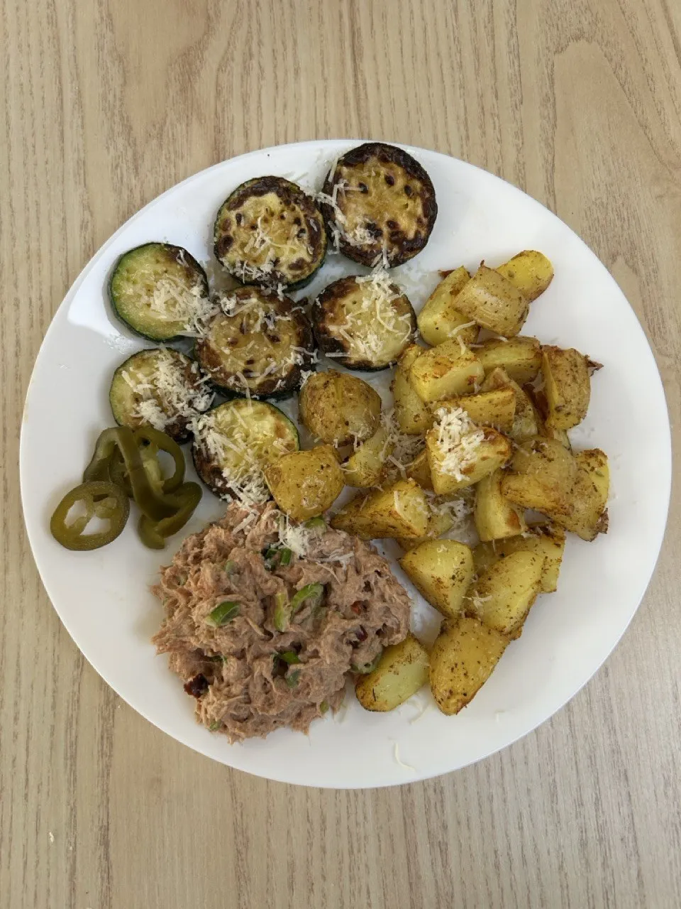 Tuńczyk, ziemniaki i cukinia